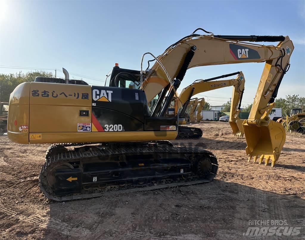 CAT 320 D L حفارات زحافة