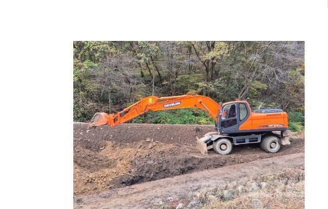 Doosan DX210WA حفارات بعجل
