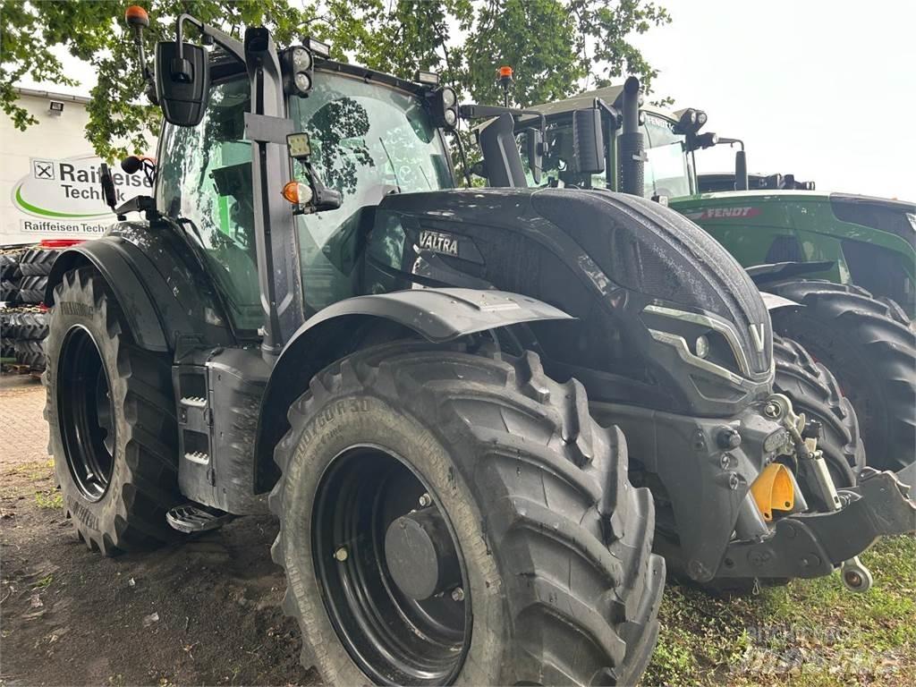 Valtra T 235 D الجرارات