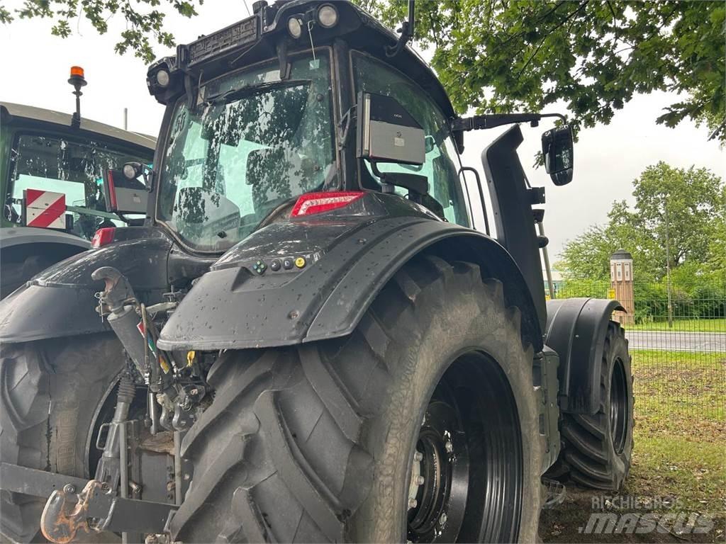 Valtra T 235 D الجرارات