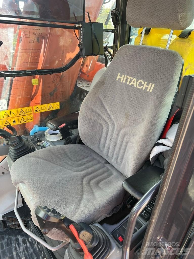 Hitachi ZX 135 US-6 حفارات زحافة