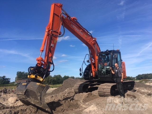 Hitachi ZX 135 US-6 حفارات زحافة