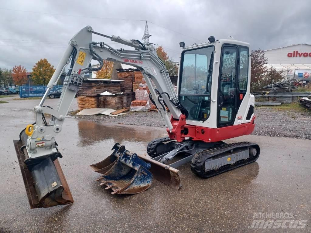 Takeuchi TB 225 حفارات صغيرة أقل من 7 طن (حفارات صغيرة)