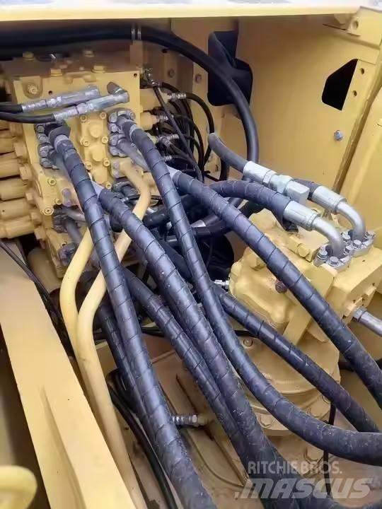 Komatsu PC200 حفارات زحافة