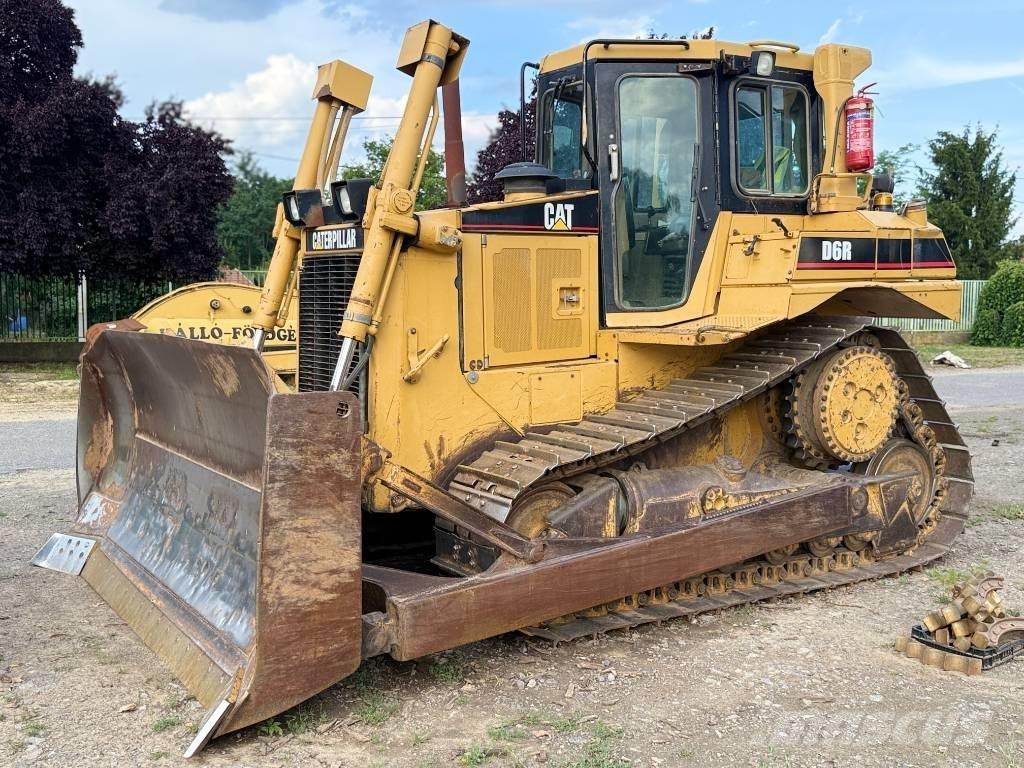 CAT D 6 R بلدوزرات مجنزرة