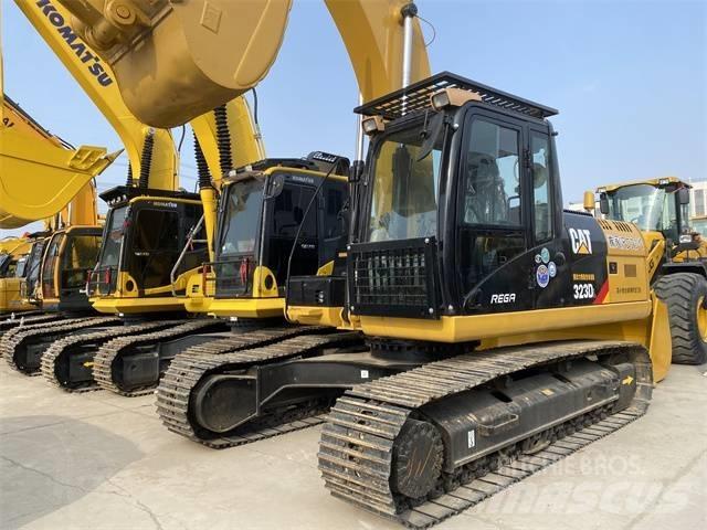 CAT 323 D L حفارات زحافة