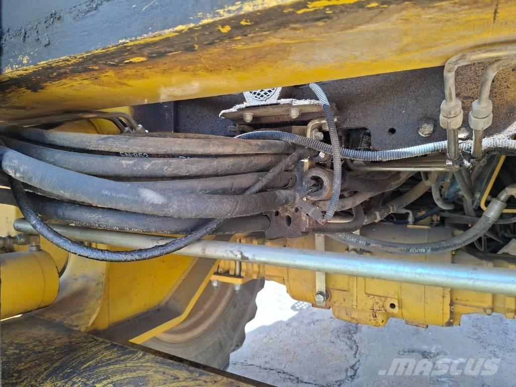 Komatsu WB 91 R لوادر ذات جرافات عكسية