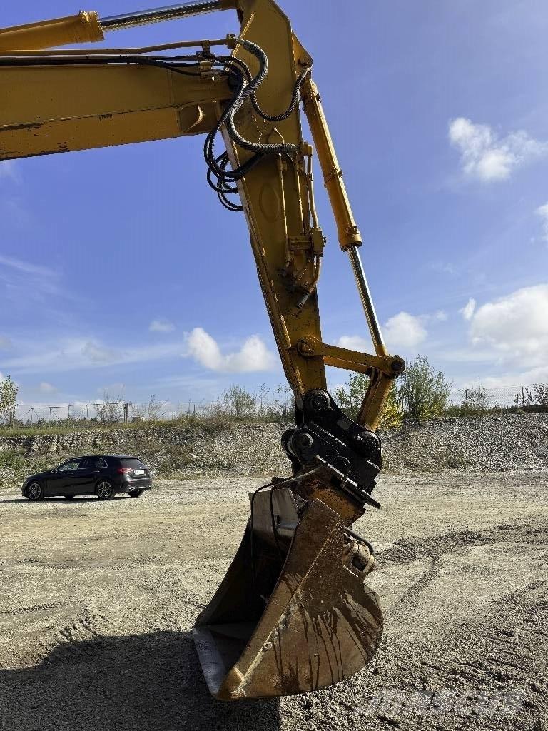 Komatsu PC 228 US-3 حفارات زحافة
