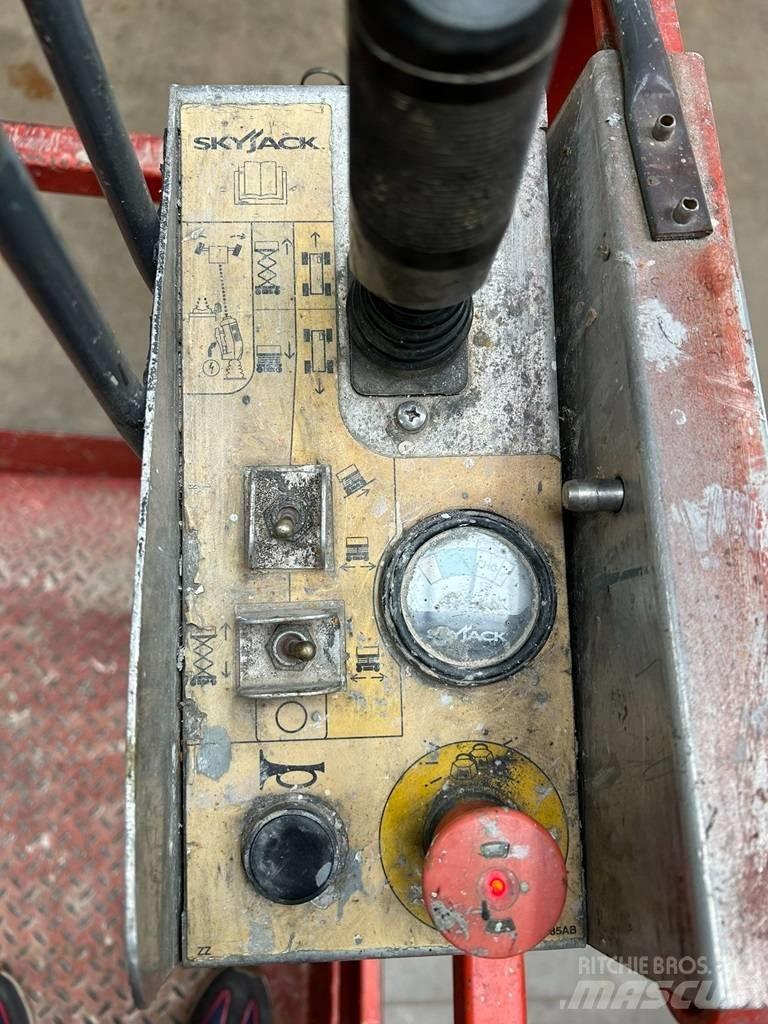 SkyJack SJ III 4632 رافعات مقصية الشكل