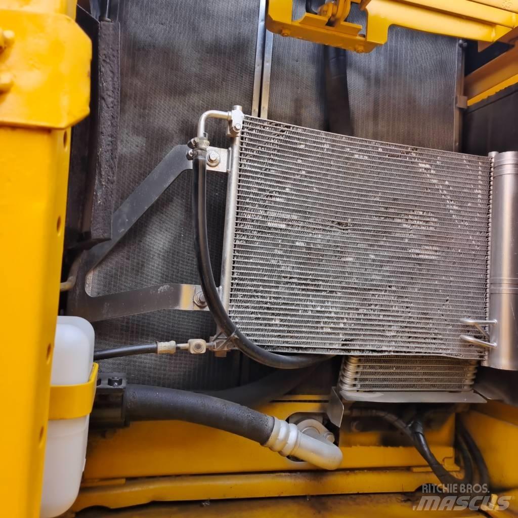Komatsu PC 200-8 حفارات زحافة