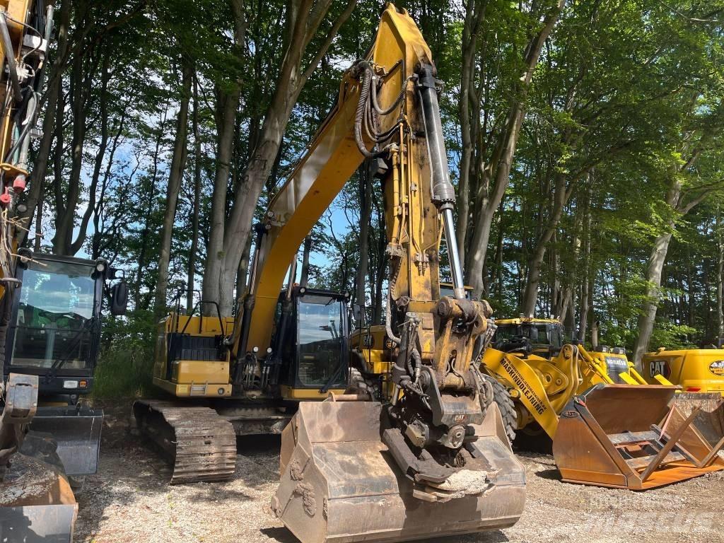 CAT 323 حفارات زحافة