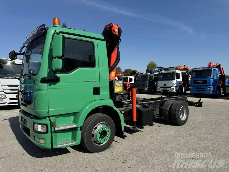 MAN TGM 15.290 شاحنات بمقصورة وهيكل