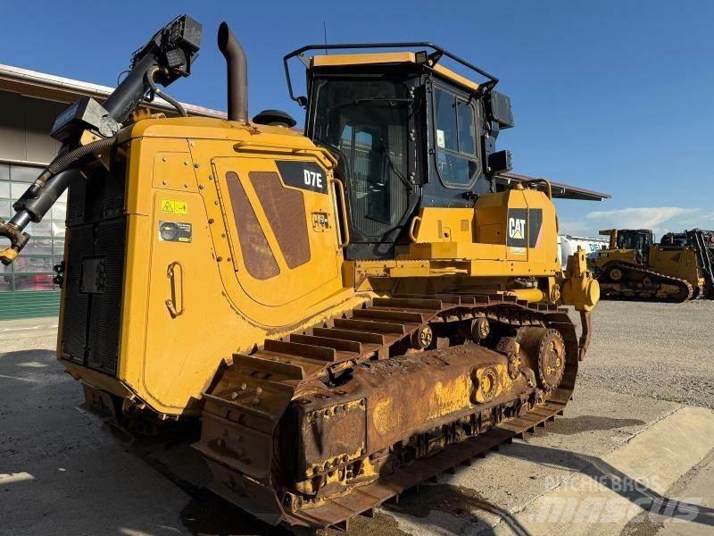 CAT D7E بلدوزرات مجنزرة