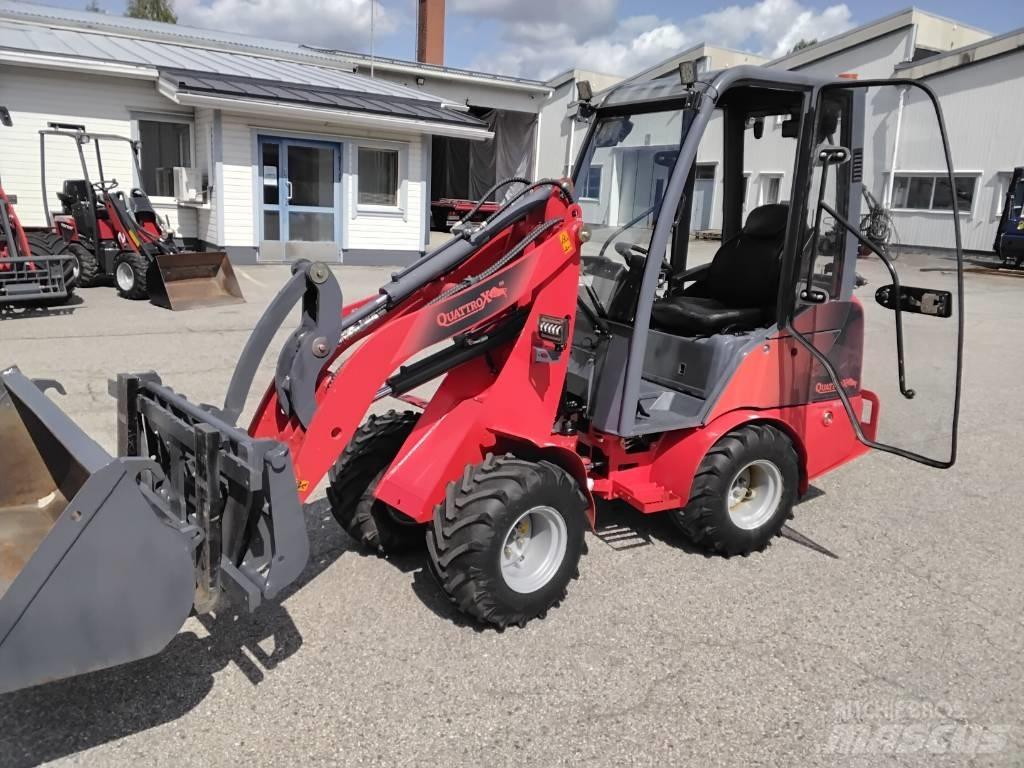 QuattroX 810 لوادر صغيرة