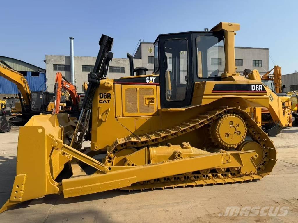 CAT D 6 R بلدوزرات مجنزرة