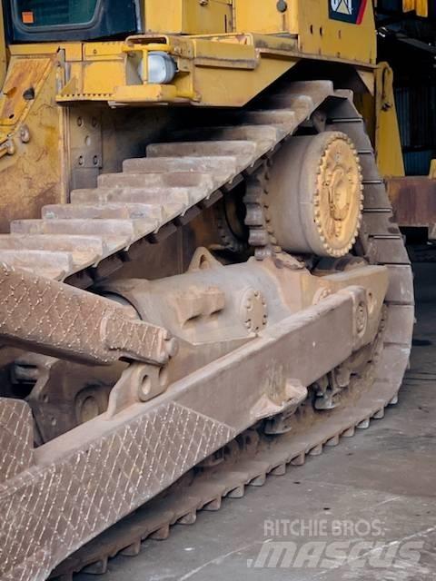 CAT D 9 T بلدوزرات مجنزرة