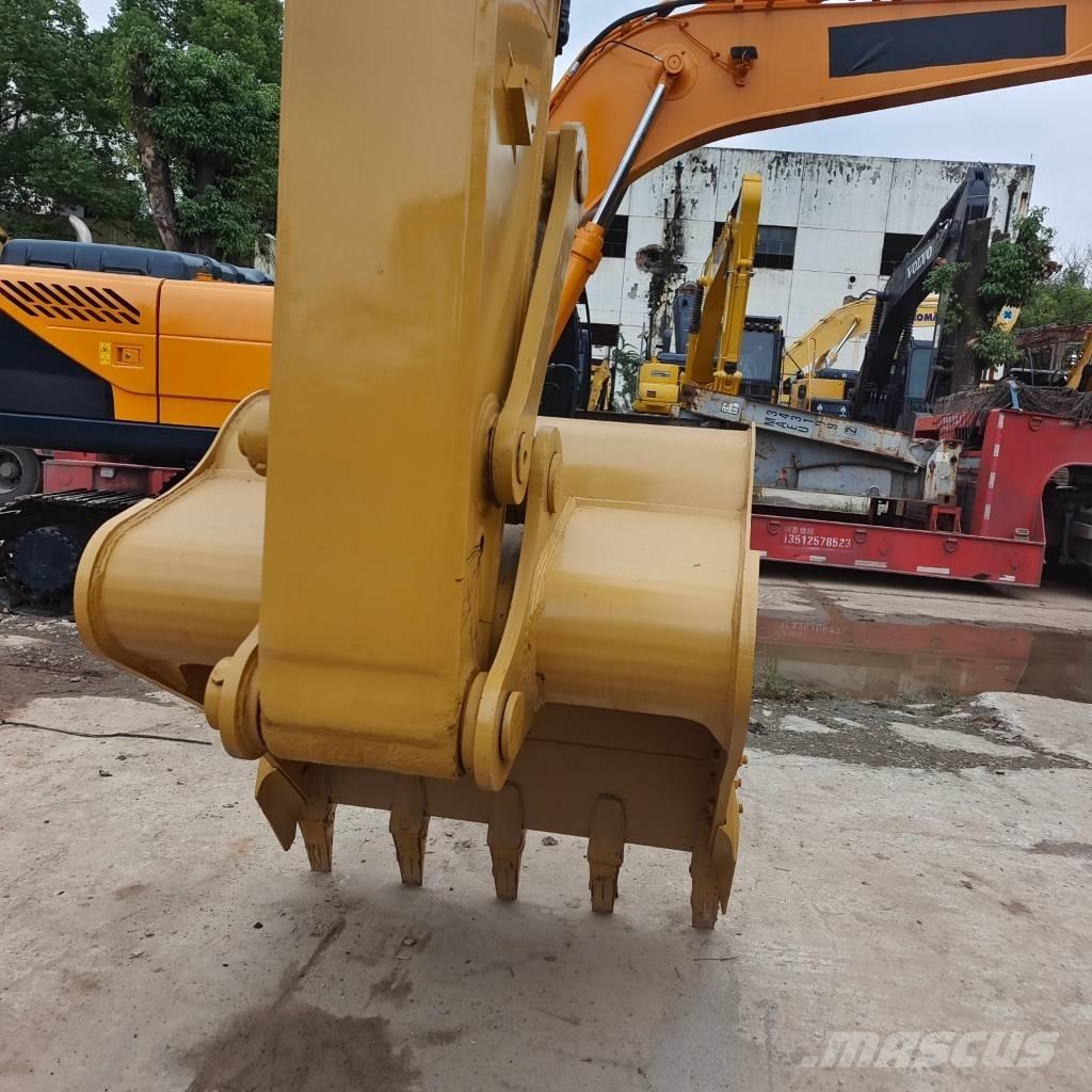 CAT 320 D حفارات زحافة