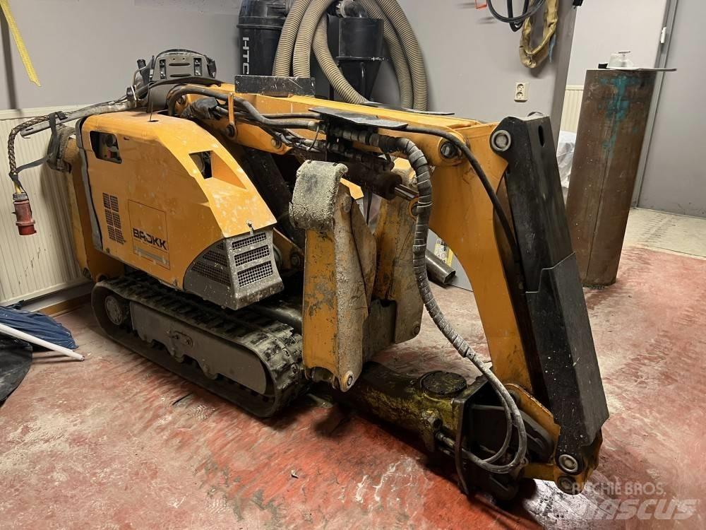 Brokk 160 حفارات هدم