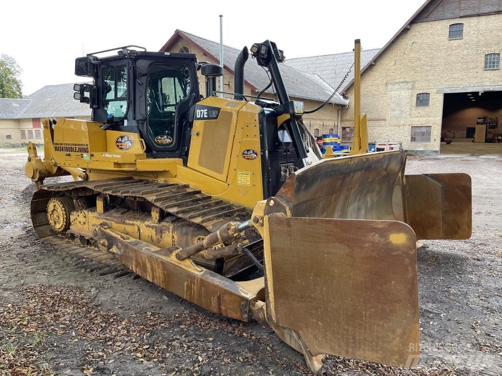 CAT D 7 E بلدوزرات مجنزرة