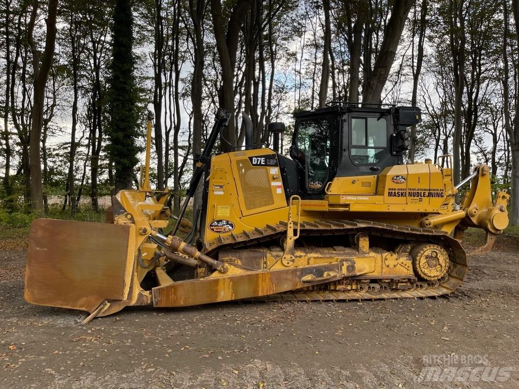 CAT D 7 E بلدوزرات مجنزرة
