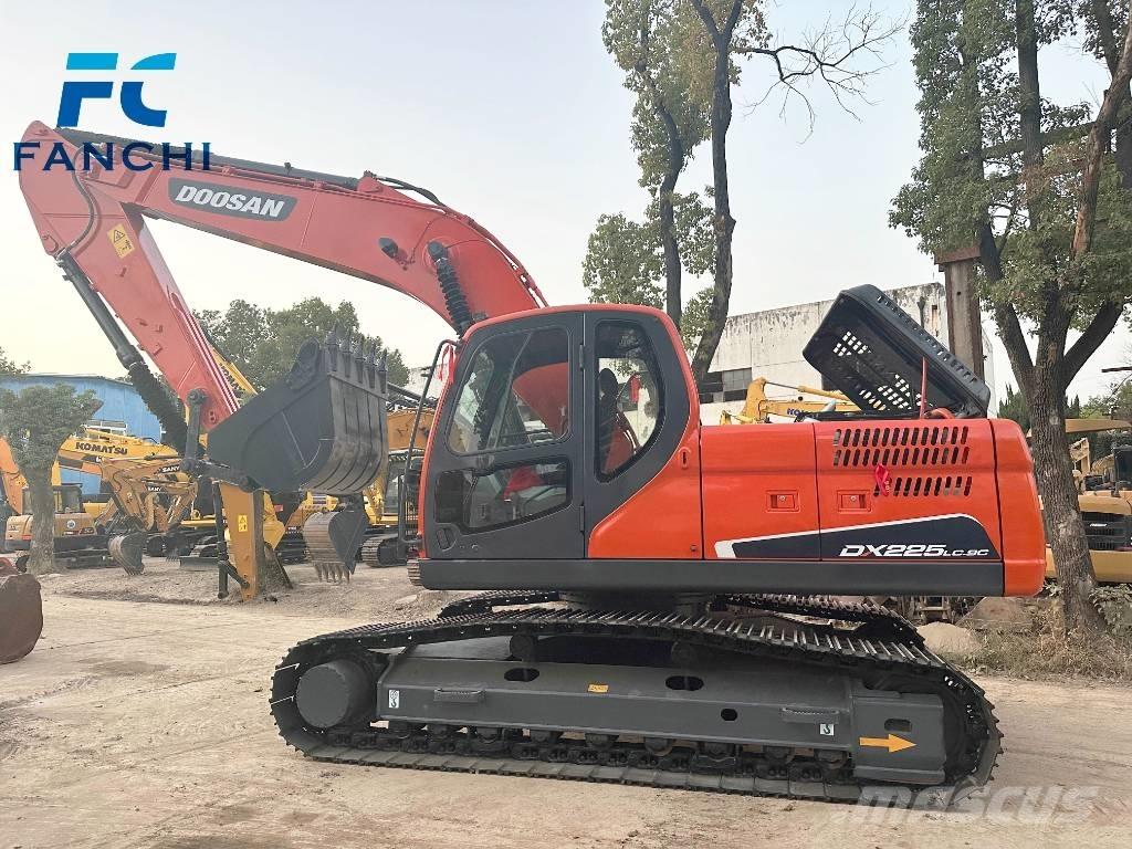 Doosan DX 225 LC حفارات زحافة