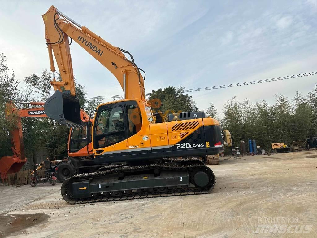 Hyundai R220 حفارات زحافة