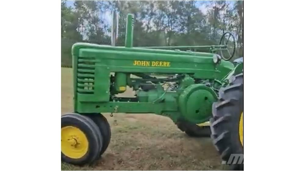John Deere A الجرارات