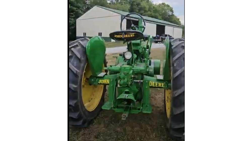 John Deere A الجرارات