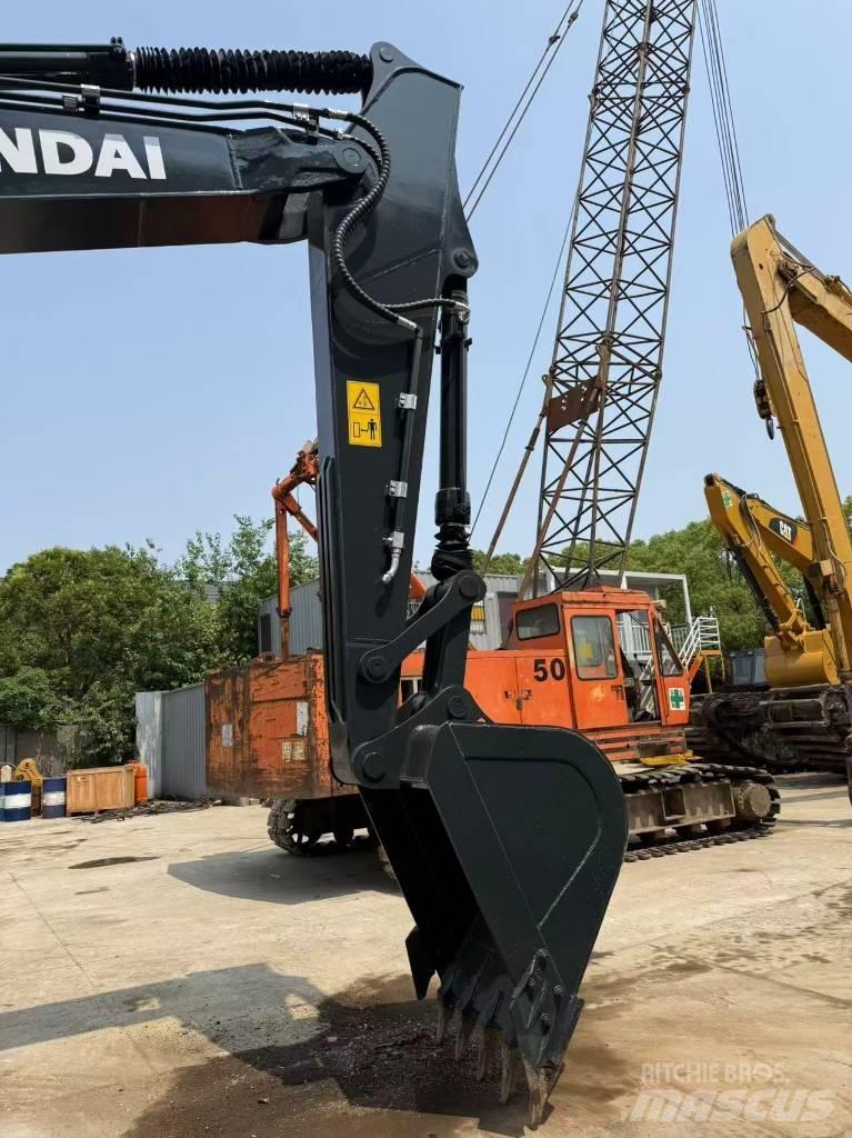 Hyundai R220LC-9S حفارات وسط 7 طن - 12 طن