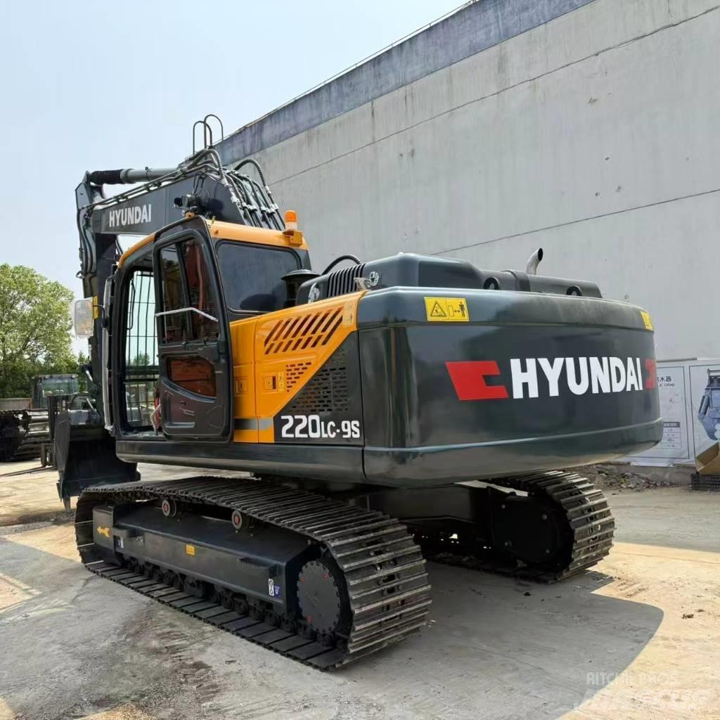 Hyundai R220LC-9S حفارات وسط 7 طن - 12 طن