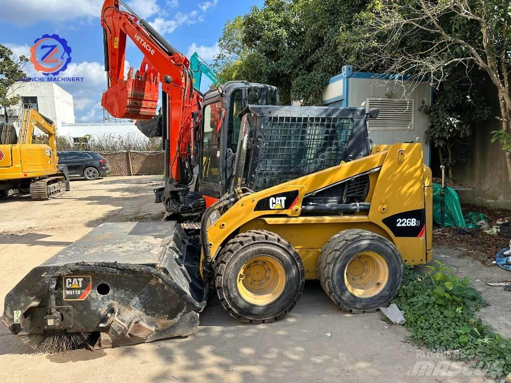 CAT 226 B لوادر انزلاقية التوجيه