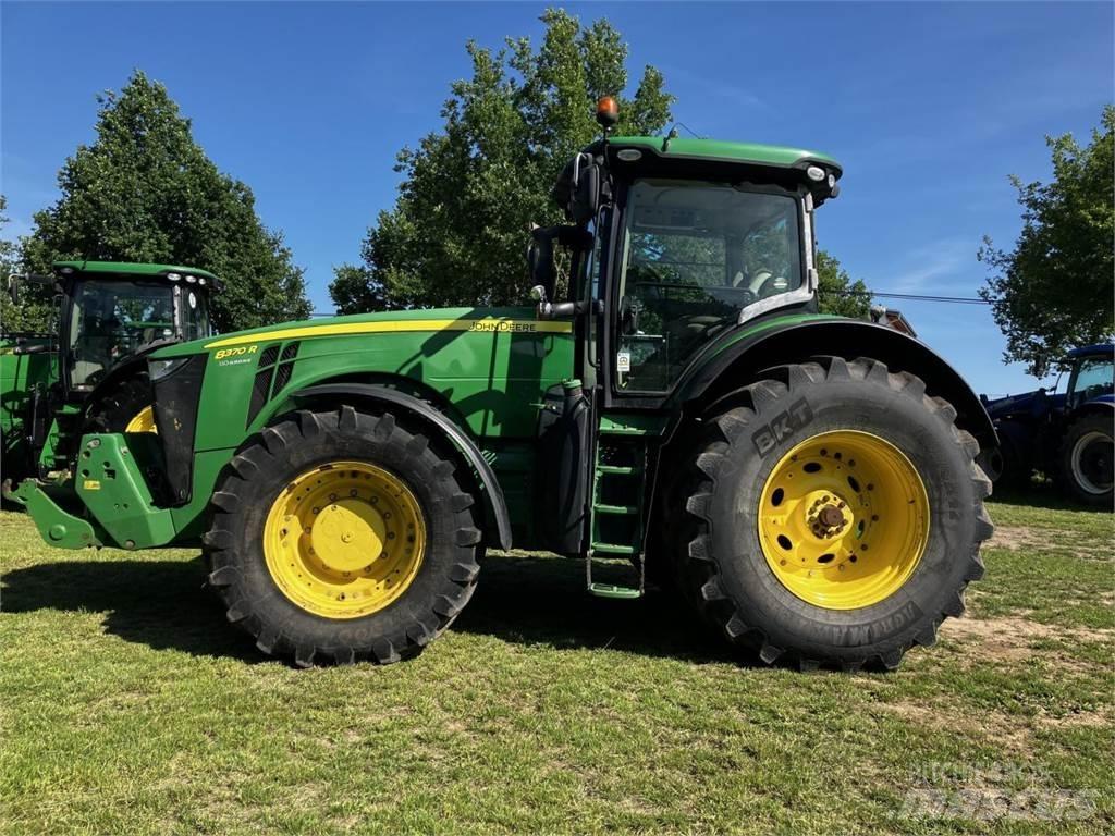 John Deere 8370R الجرارات