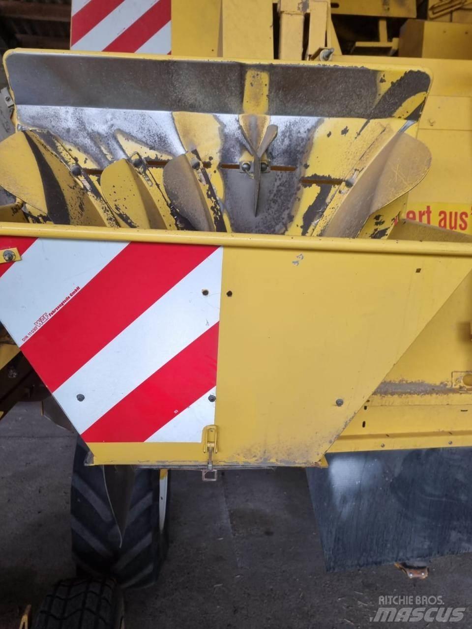 New Holland TF 76 حصادات