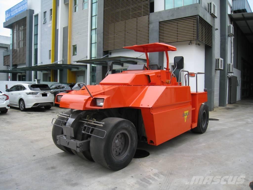 Sakai TZ 701 مداحل ذات إطارات هوائية