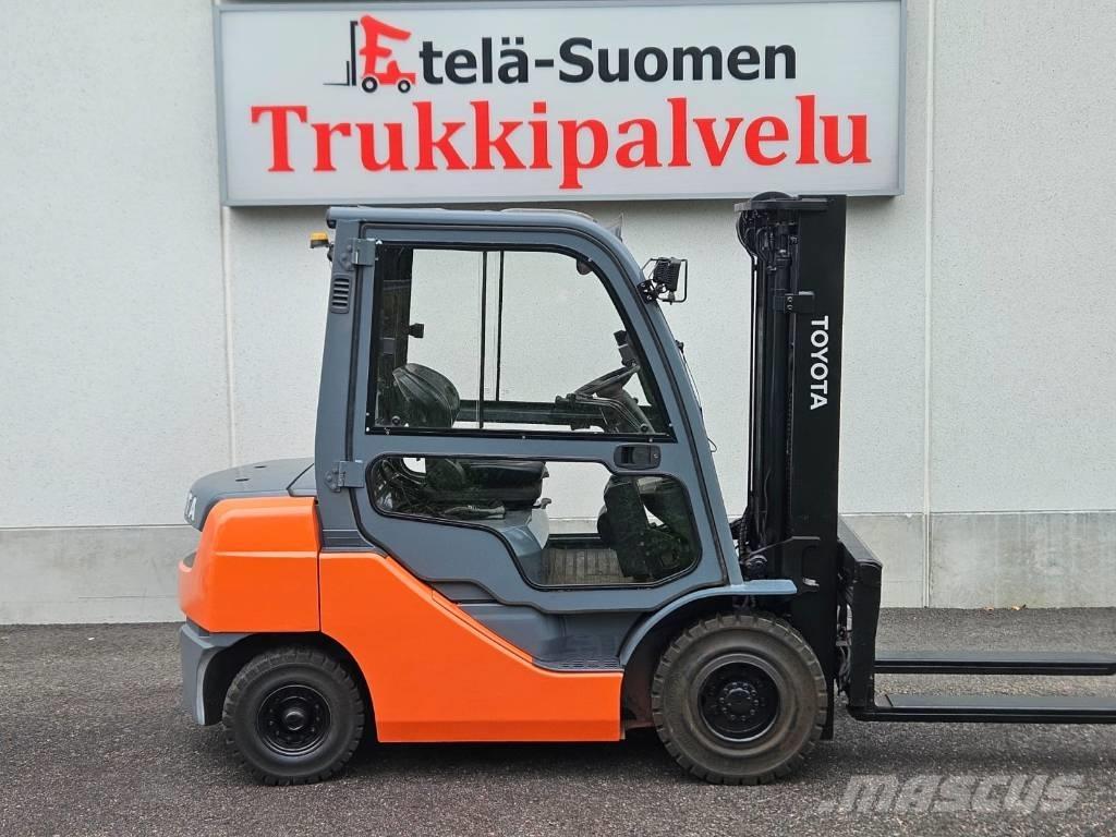 Toyota 02-8 FDF 25 شاحنات الديزل