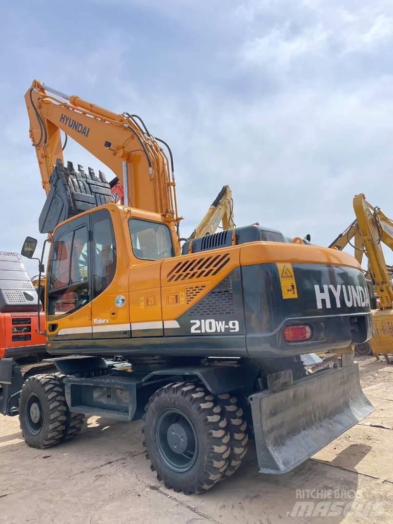 Hyundai R210W-9 حفارات بعجل