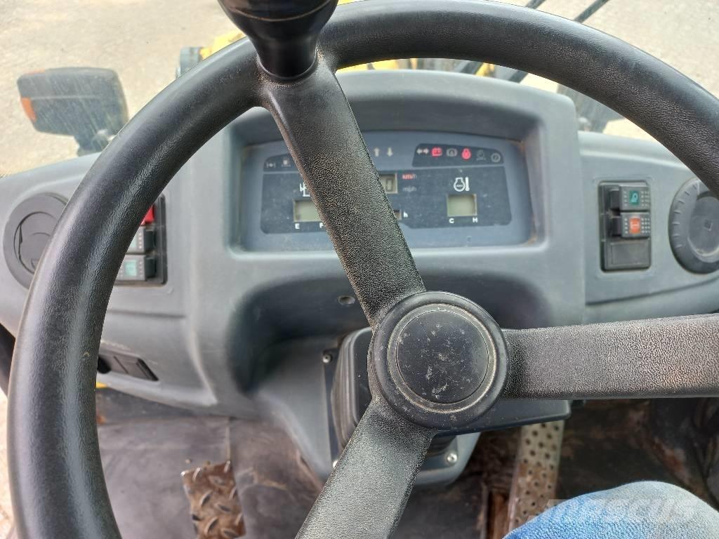 Komatsu WA 80-6 لوادر بعجل