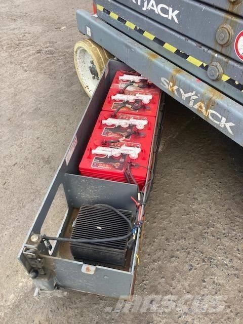 SkyJack SJ III 3226 رافعات مقصية الشكل