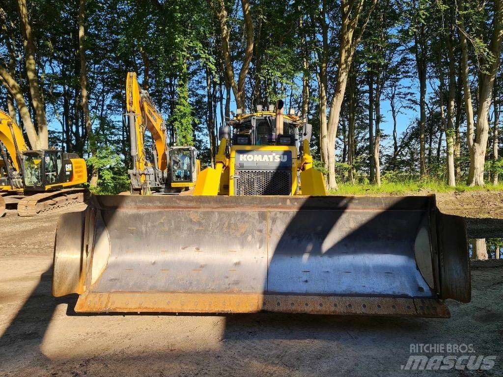 Komatsu D65PX-17 بلدوزرات مجنزرة