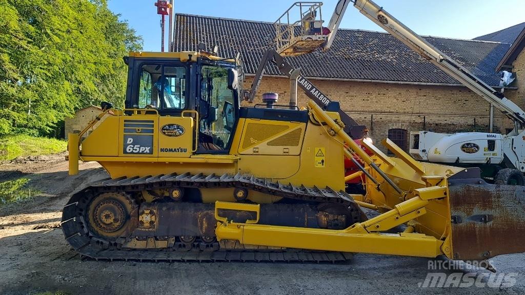 Komatsu D65PX-17 بلدوزرات مجنزرة