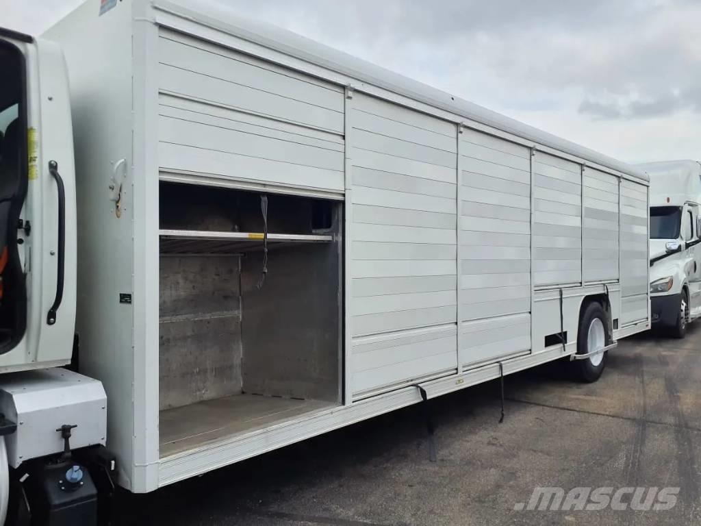International 4300 شاحنات نقل المشروبات