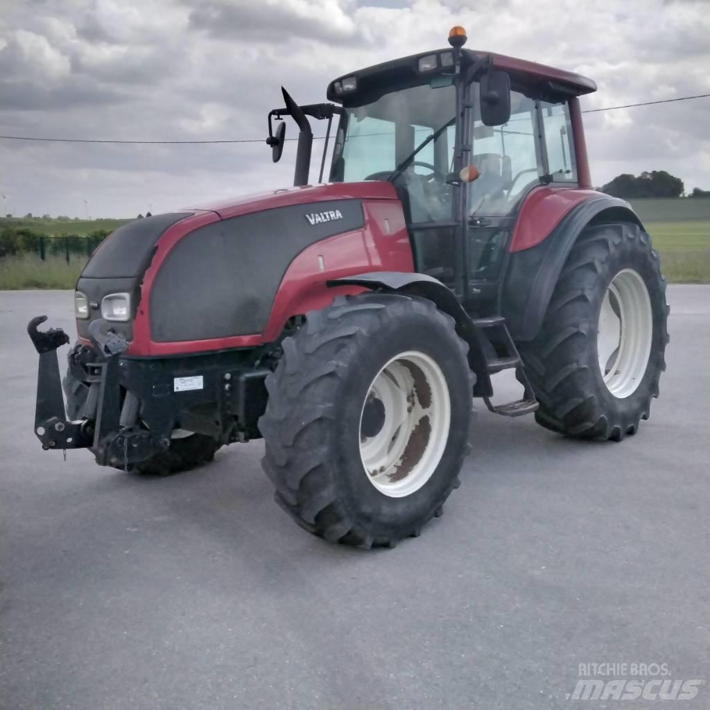 Valtra T 130 الجرارات