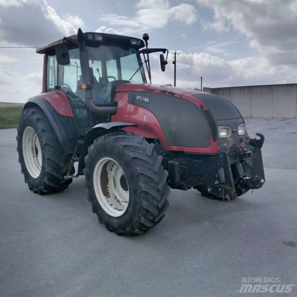Valtra T 130 الجرارات