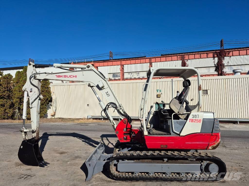 Takeuchi TB 250 حفارات زحافة