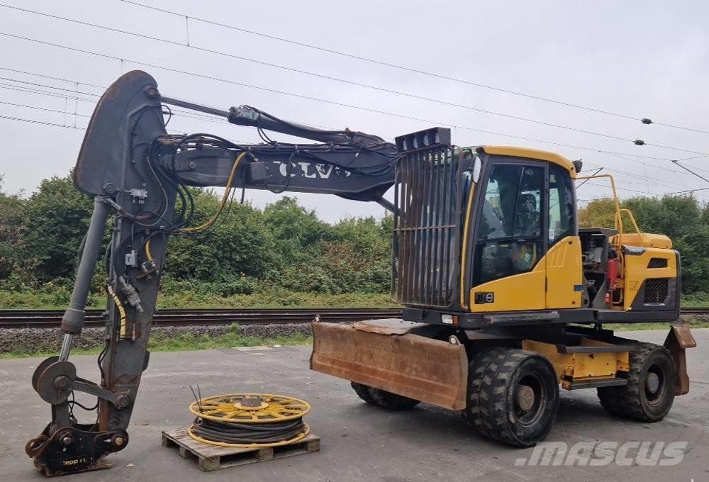 Volvo EW 140 D حفارات بعجل