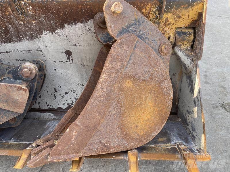 CAT 428 F لوادر ذات جرافات عكسية