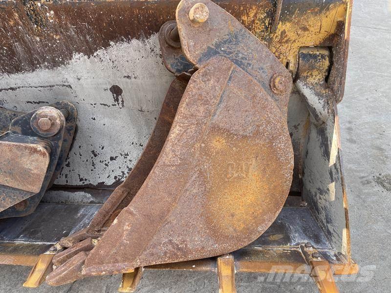 CAT 428 F لوادر ذات جرافات عكسية