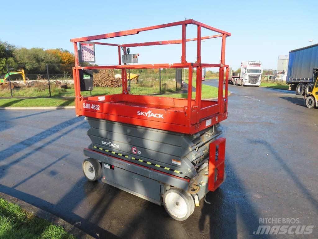 SkyJack SJ III 4632 رافعات مقصية الشكل