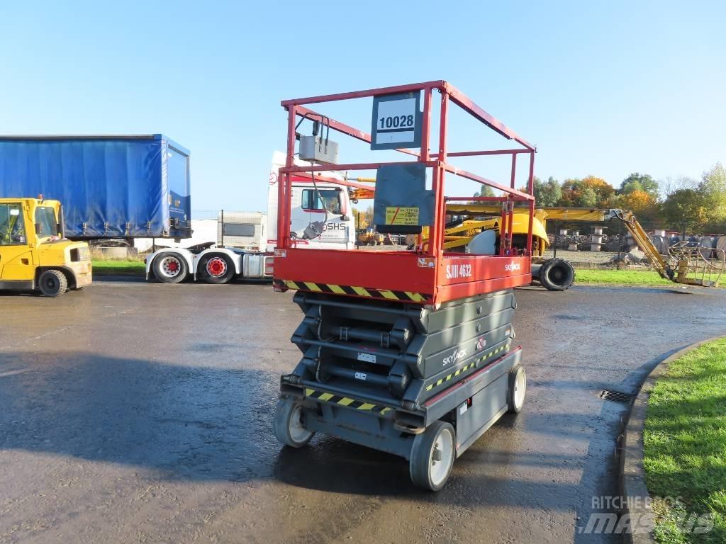 SkyJack SJ III 4632 رافعات مقصية الشكل