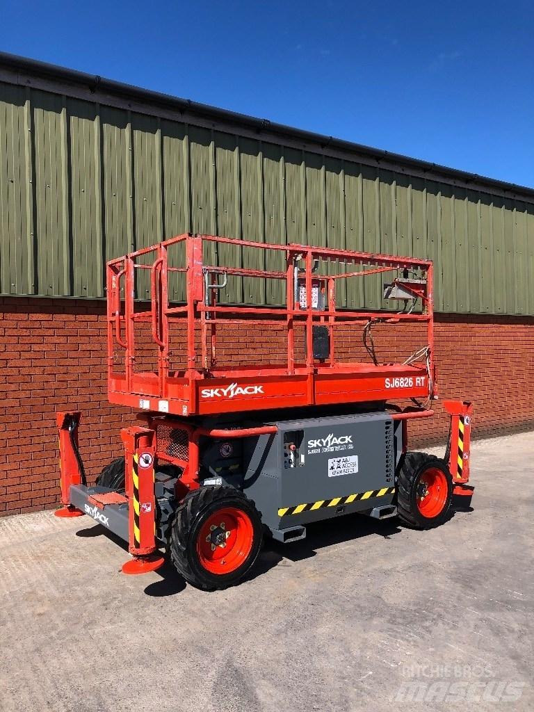 SkyJack SJ 6826 RT رافعات مقصية الشكل